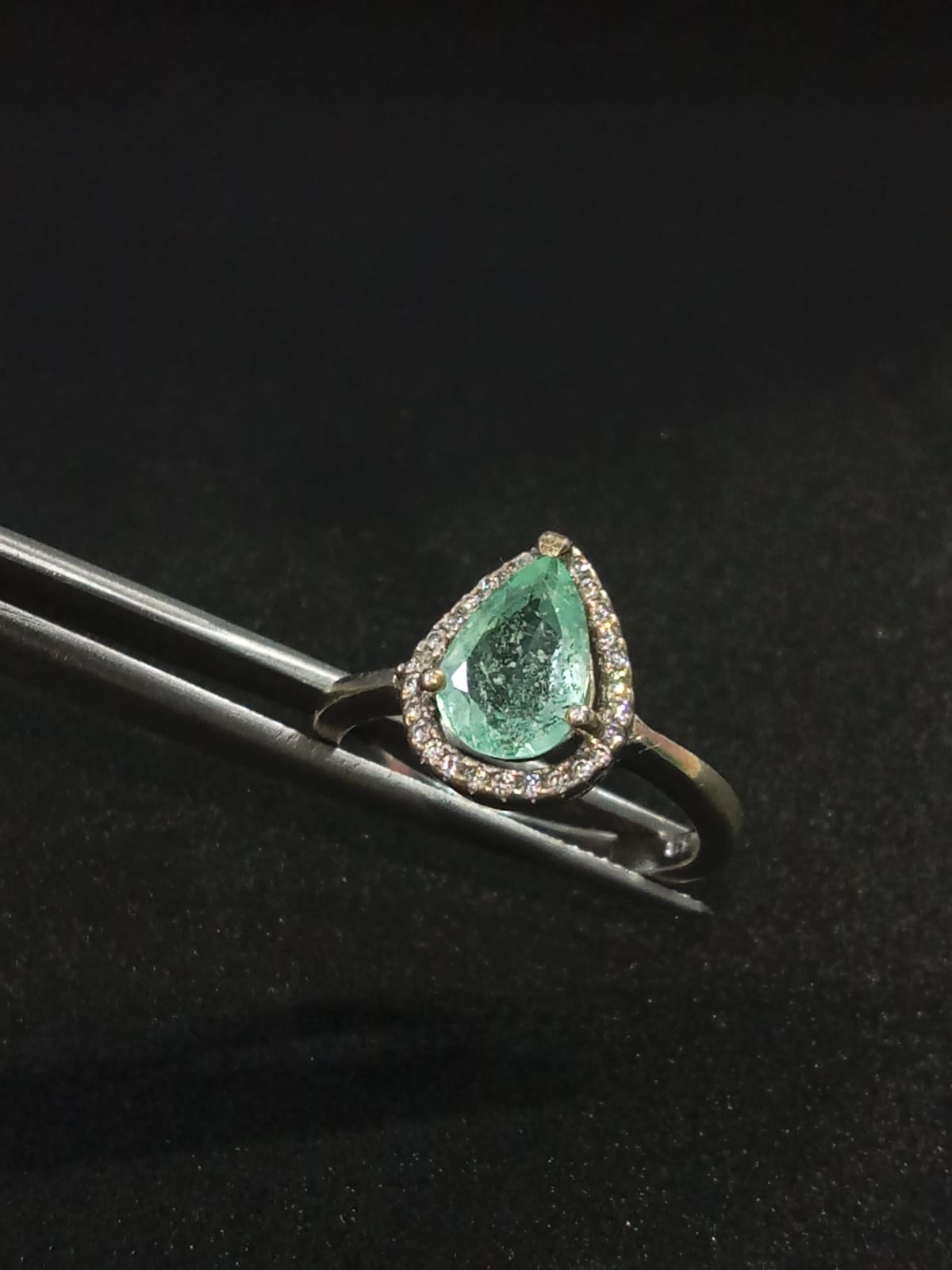 Anillo Esmeralda Grande Baja - Luz de origen - joyería artesanal FACET