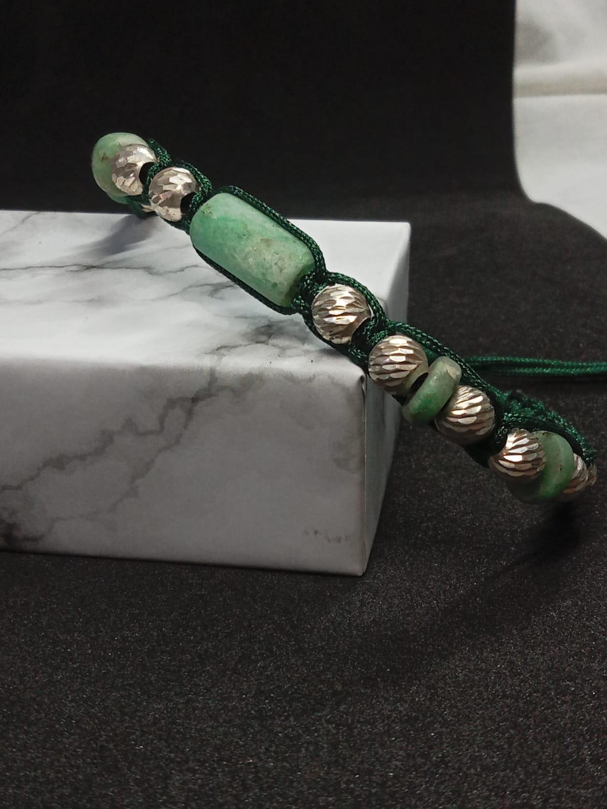 Pulsera Tejida Esmeralda en Bruto - Luz de origen - joyería artesanal FACET
