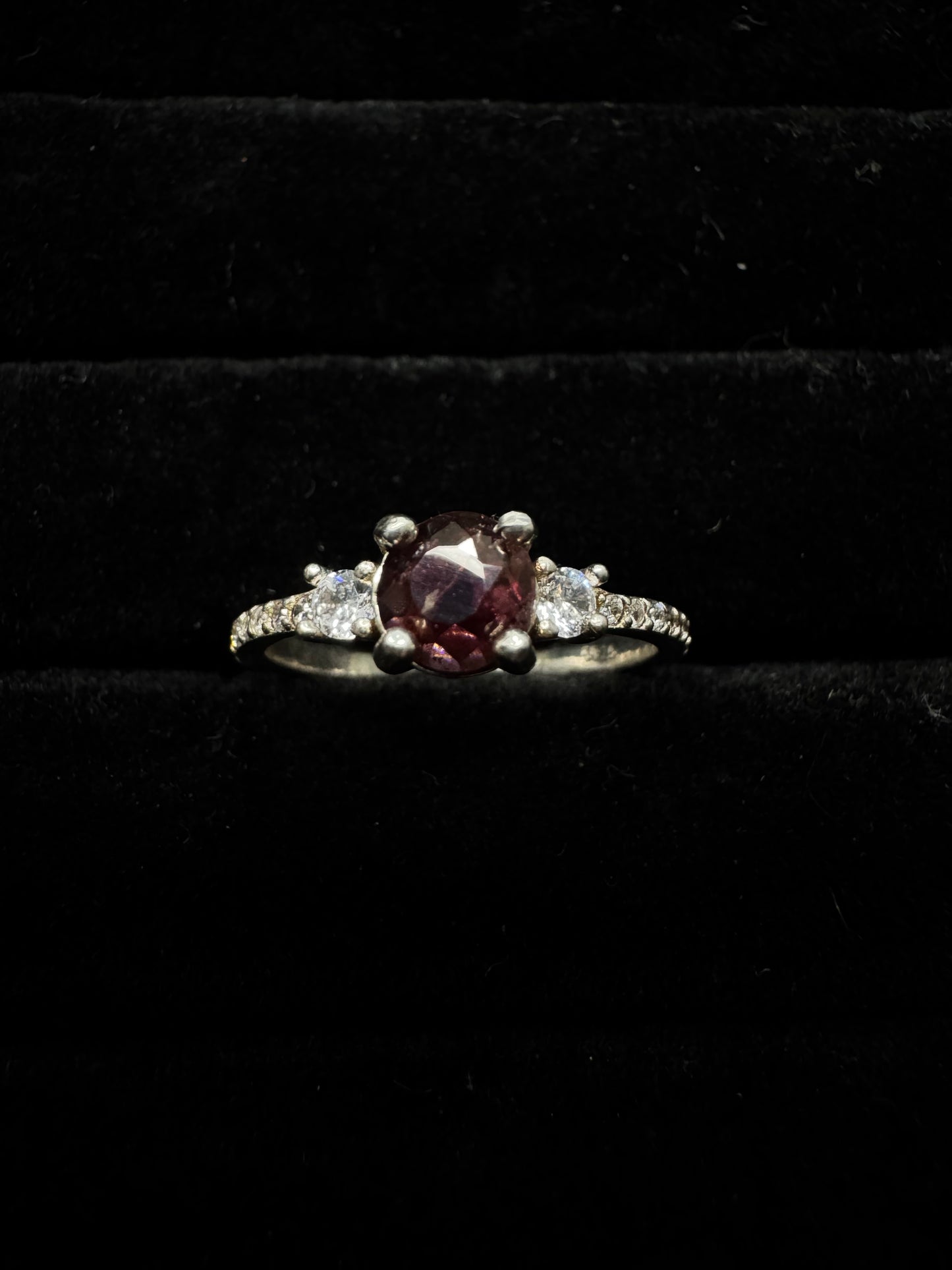 Anillo Granate - Fuego íntimo