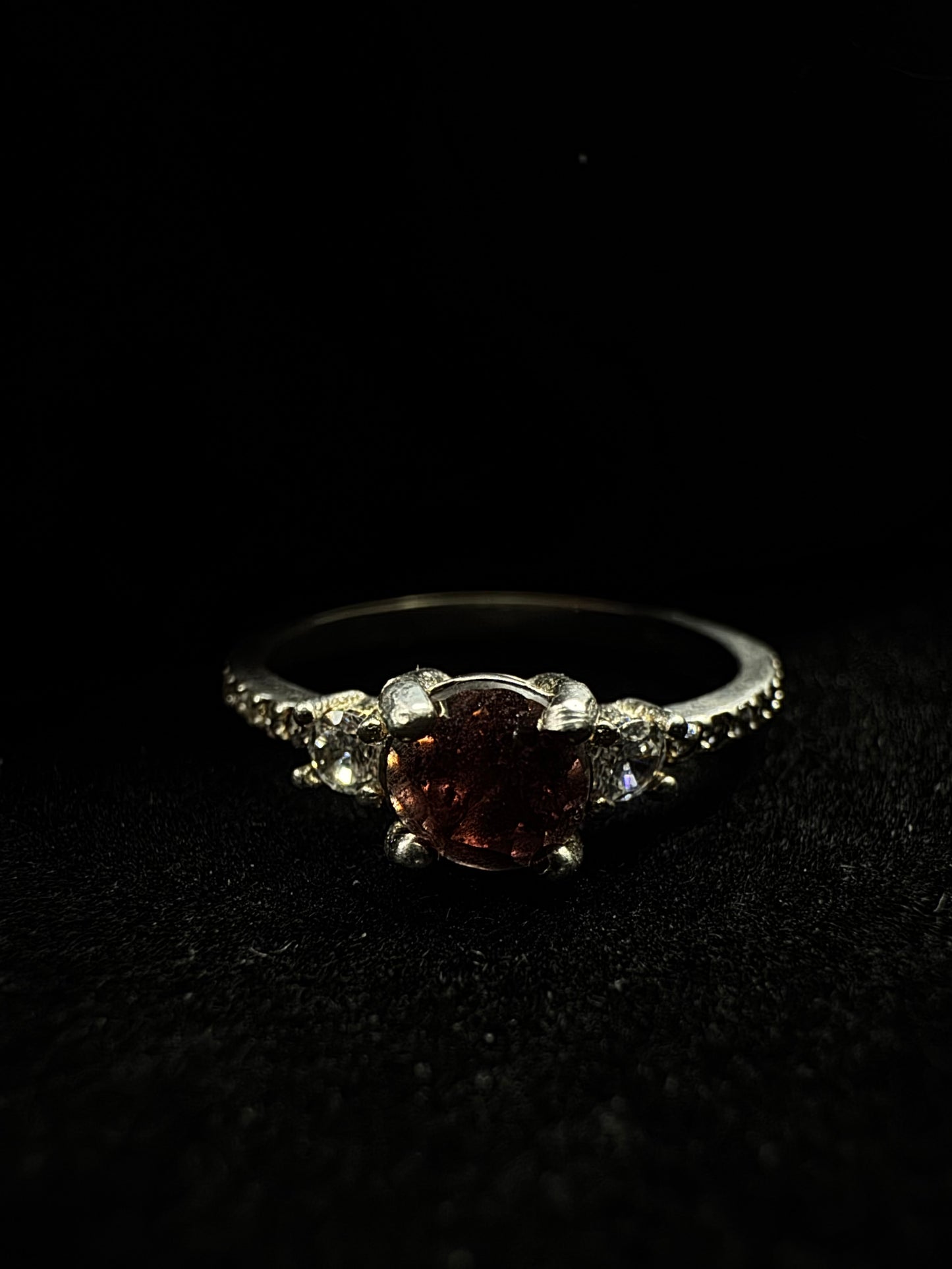 Anillo Granate - Fuego íntimo