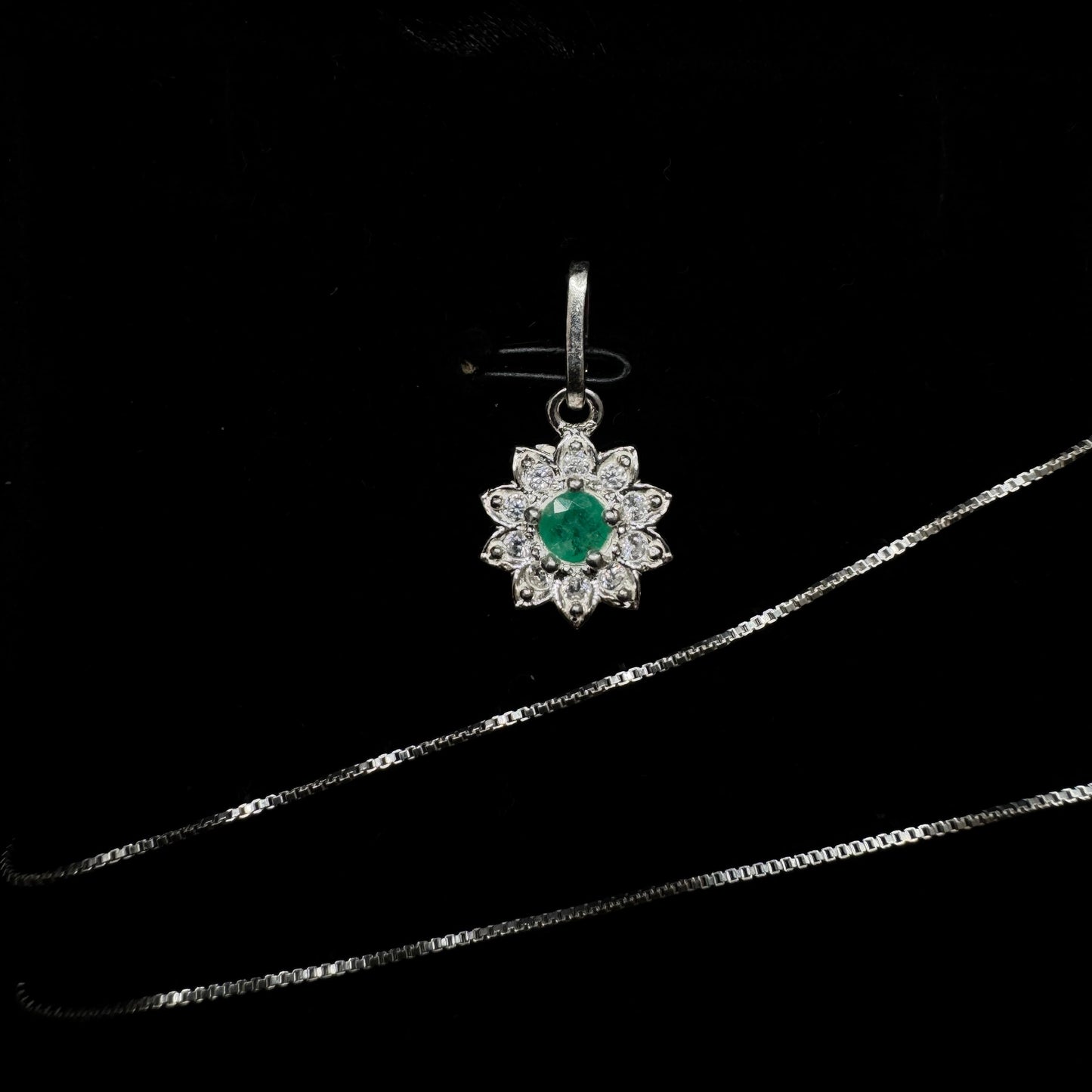 Dije Flor de Esmeralda