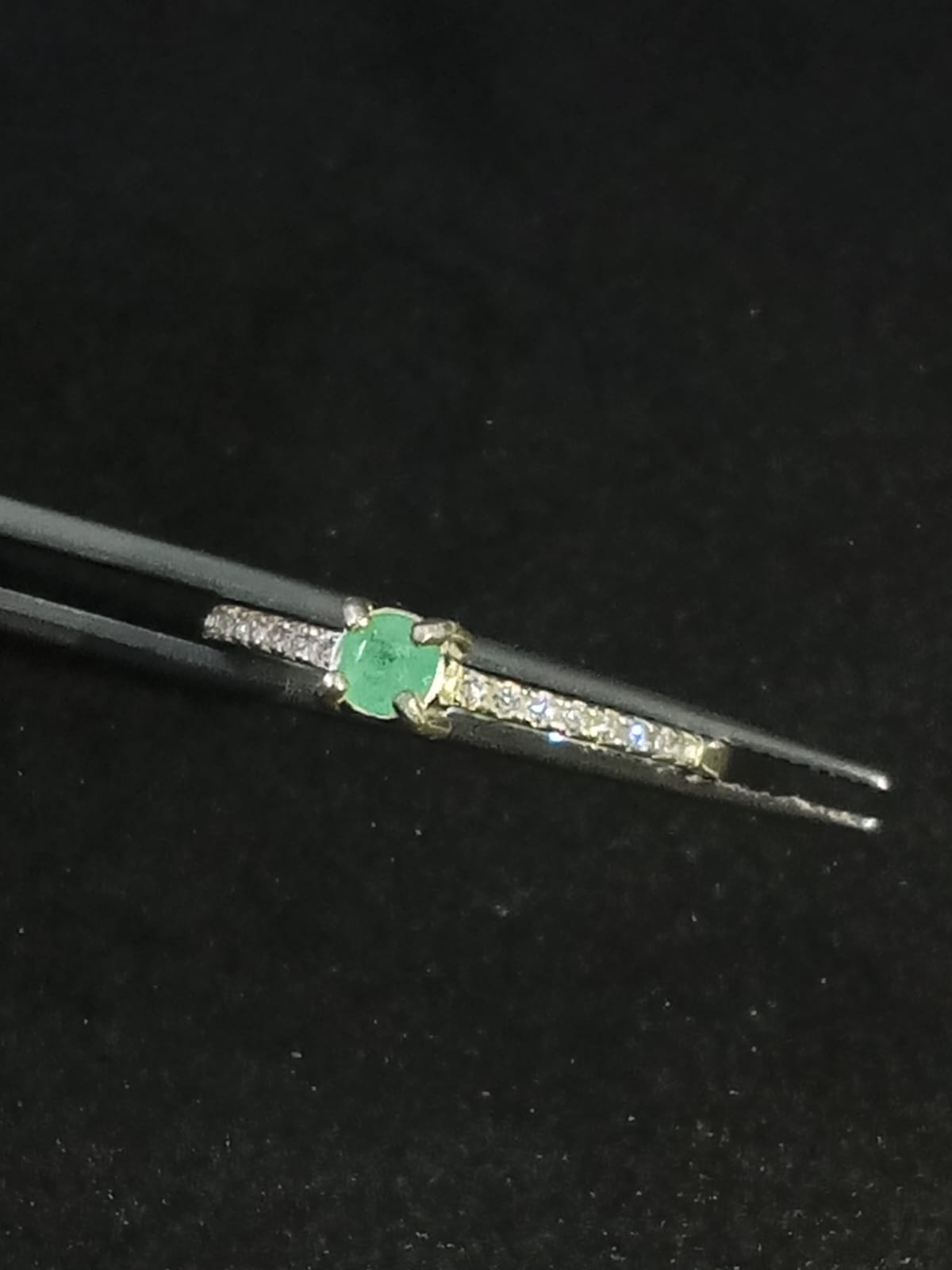 Anillo Esmeralda Baja Sencillo - Luz de origen - joyería artesanal FACET