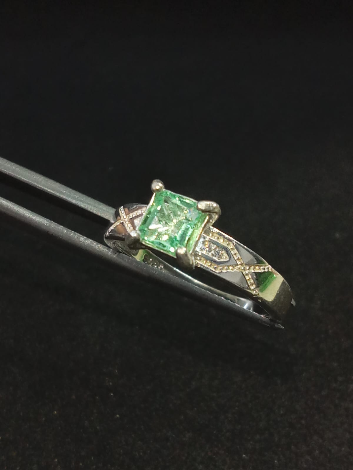Anillo Esmeralda Grande Media - Luz de origen - joyería artesanal FACET