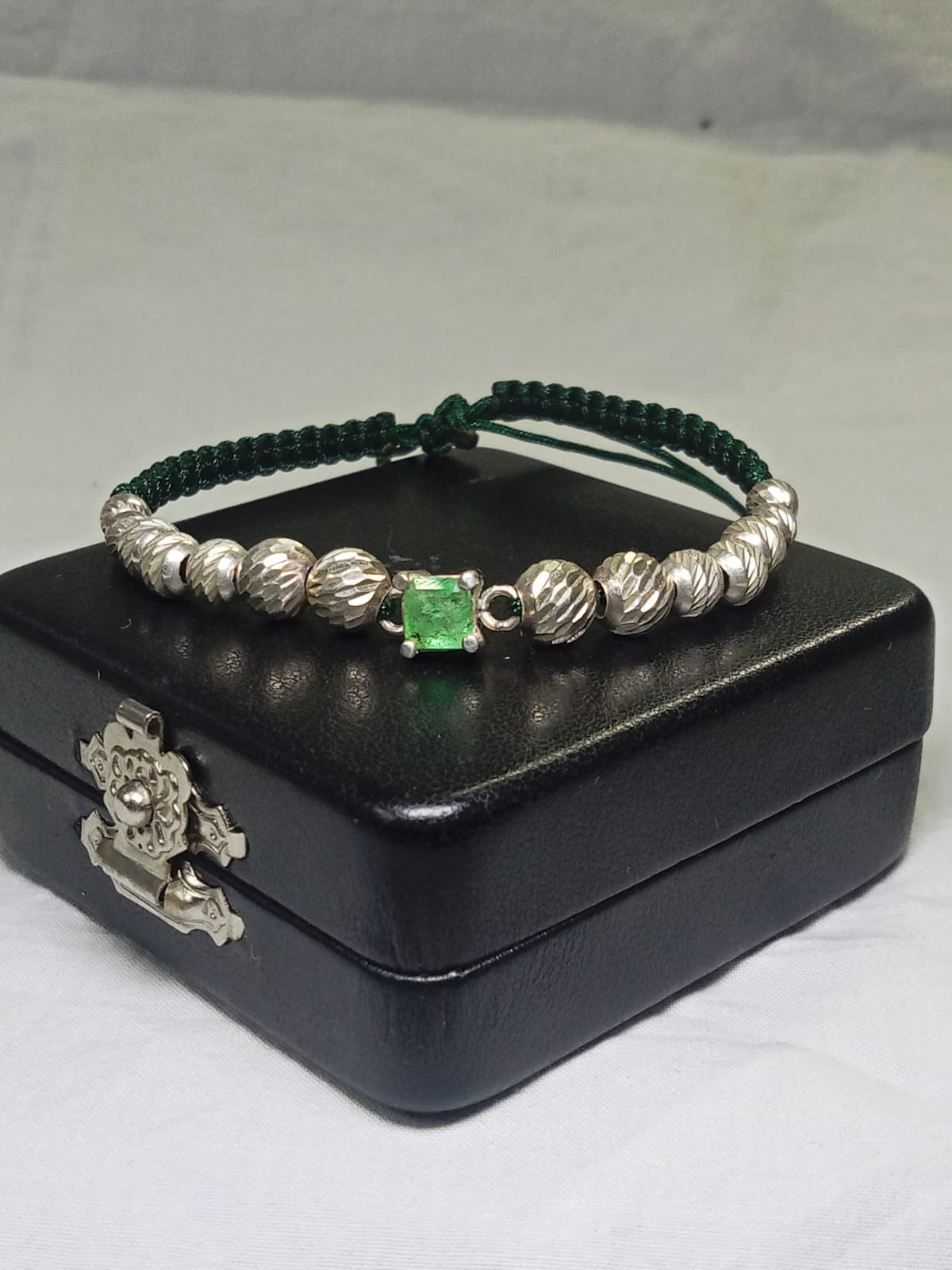 Pulsera Tejida Plata Esmeralda - Luz de origen - joyería artesanal FACET