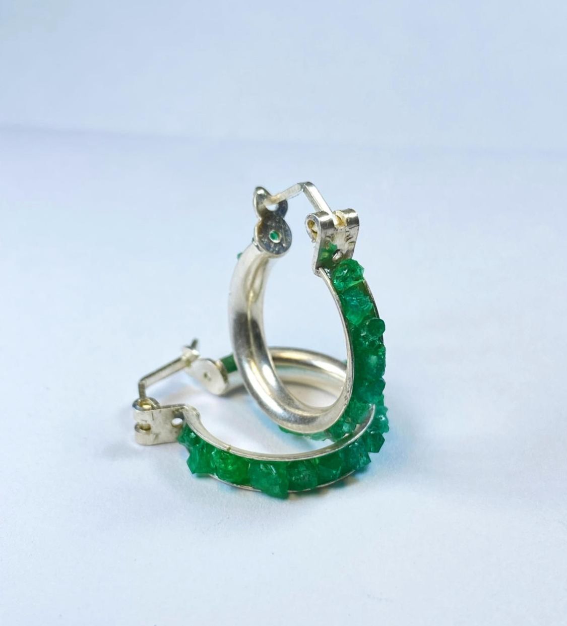 Aretes Candongas Esmeralda - Luz de origen - joyería artesanal FACET