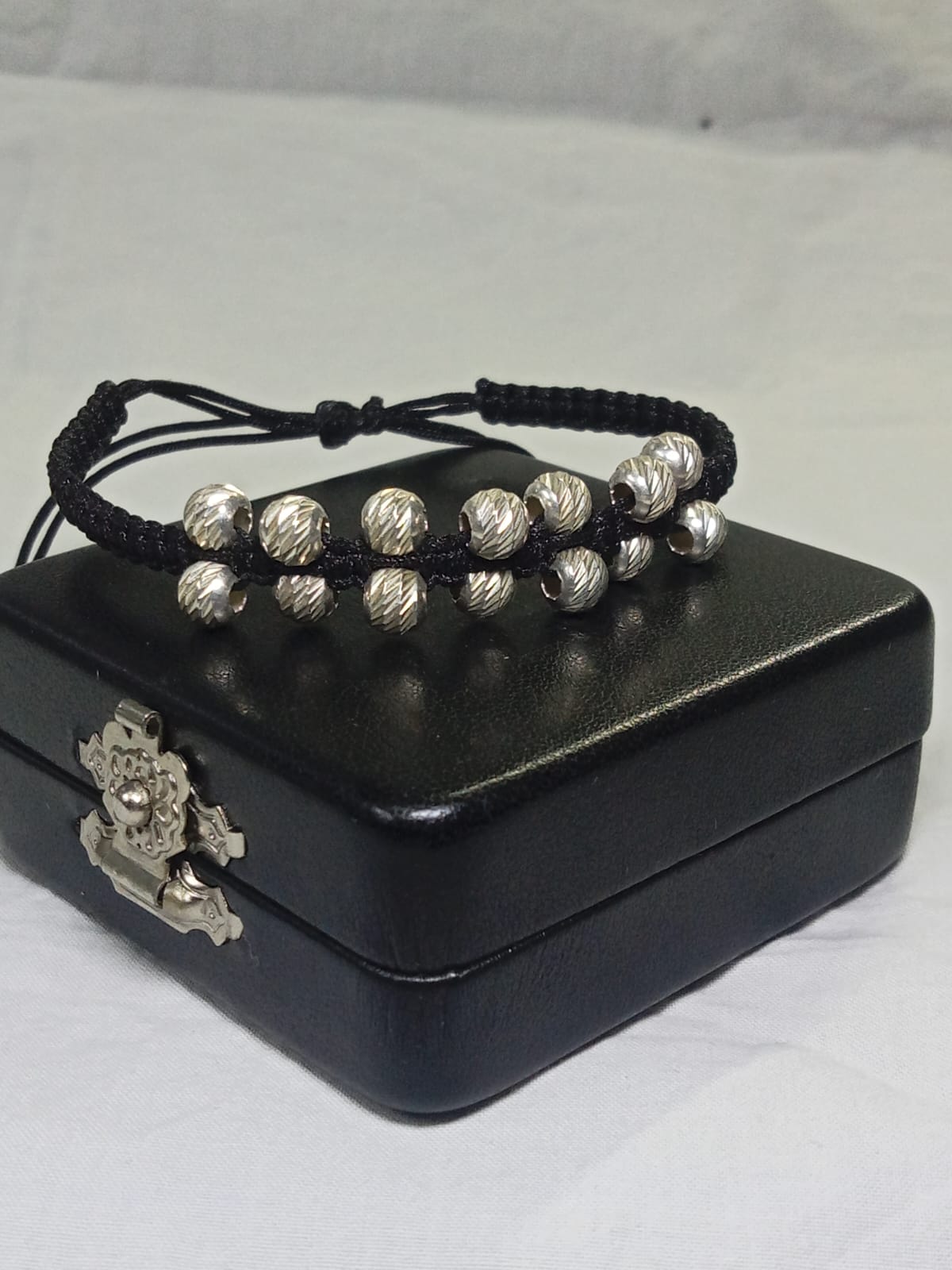 Pulsera Tejida en Plata - Amuleto cotidiano - joyería artesanal FACET