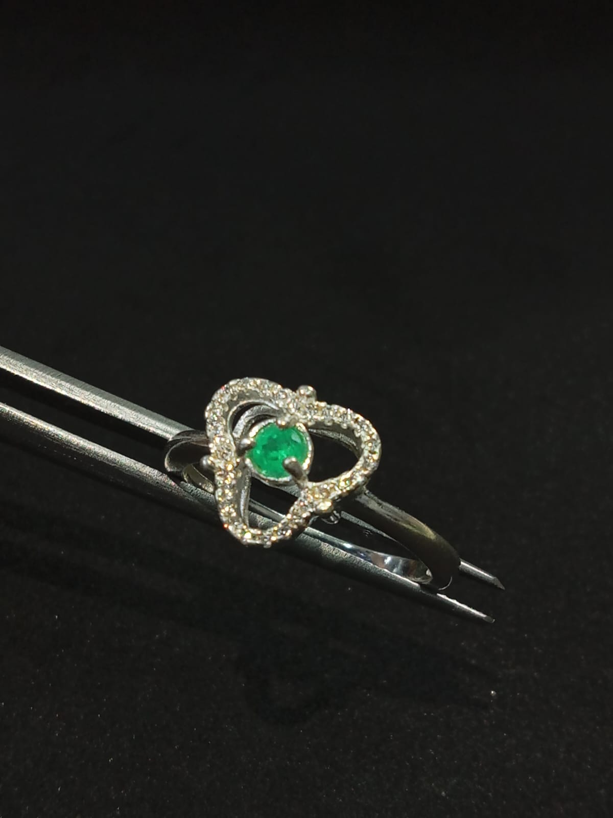Anillo Esmeralda Súper Alta Pequeña - Luz de origen - joyería artesanal FACET