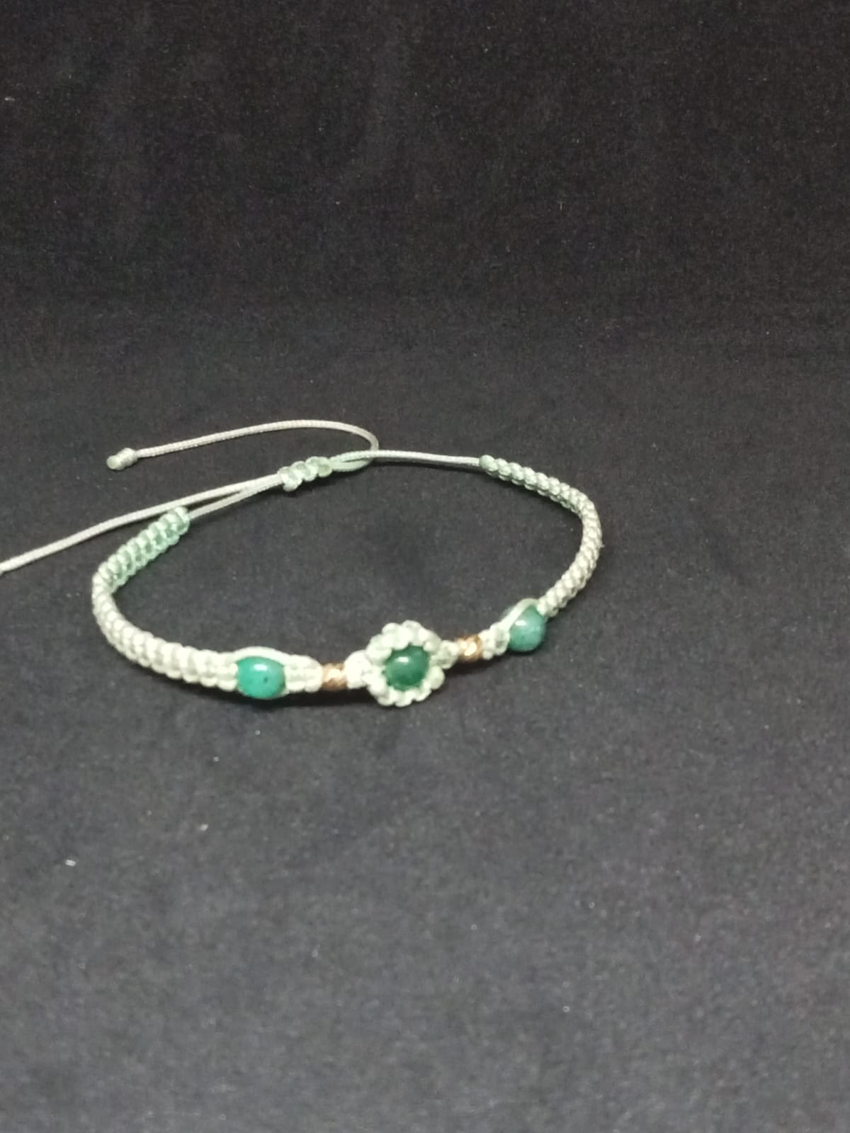 Pulsera Tejida Oro y Esmeralda - Luz de origen - joyería artesanal FACET